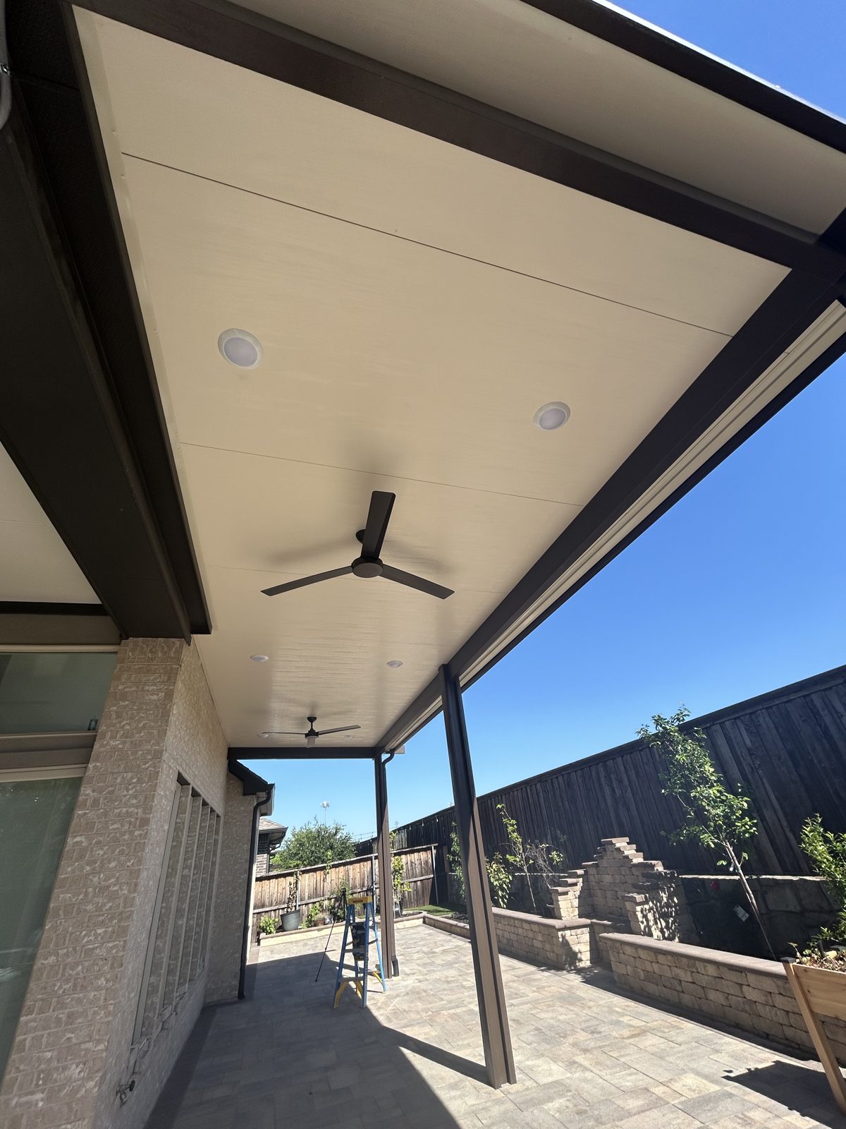 Dark-trim insulated cover with lighting